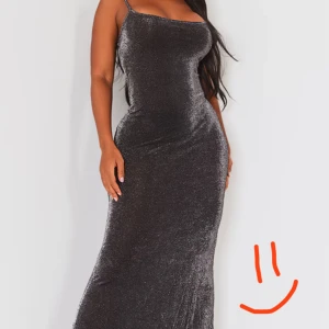 Glittrig långklänning från PrettyLittleThing - Snygg glittrig långklänning från PrettyLittleThing med smala axelband. Perfekt för en kväll ute eller en speciell tillställning. HELT NY, ALDRIG ANVÄNT!!