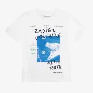 Zadig & Voltaire t-shirt - Snygg vit t-shirt från Zadig & Voltaire med ett coolt blått tryck och texten 'ART IS TRUTH'. Använd ca 2 gånger.