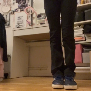 Svarta lågmidjade jeans - Svarta lågmidjade jeans som inte används. Från det danska märket grunt, passar någon upp till ca 172. Jag är 167. Sparsamt använda och utan defekter. 💘