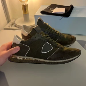 Philippe model skor - Philippe model skor i grymt skick, defekt bild 4, annars inget. Storlek 43 med allt og. Fraktar spårbart med PostNord. Snabb affär=billigt pris. Hör av dig vid intresse!