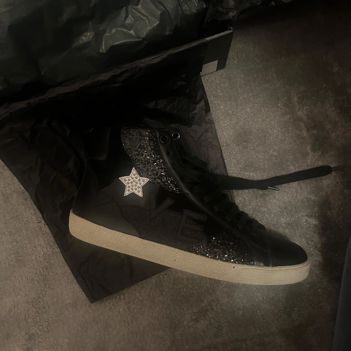 Svarta sneakers med stjärndetaljer från Saint Laurent - 4