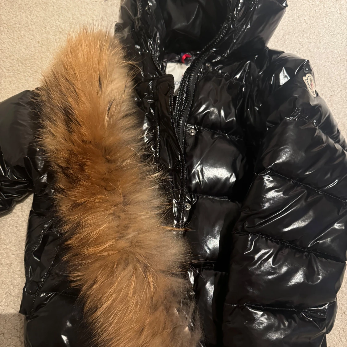 Svart dunjacka med päls från Moncler - 3