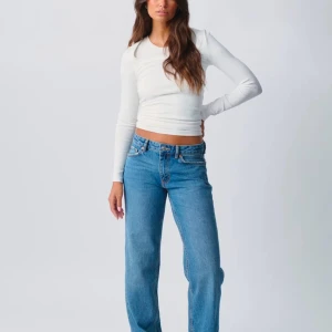 Low waist straight jeans  - Snygga blå jeans med rak passform och klassisk design. Perfekta för en avslappnad stil. De har en låg midja och är tillverkade i jeansmaterial. Endast använda 1gång 💞💞