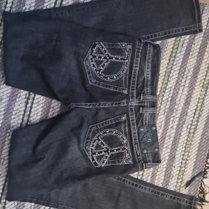Lågmidjade miss me jeans - Jag säljer dessa jättefina miss me jeans då de känns lite små för mig. Köpta från sellpy. De är storlek W26. Midja rakt över: 37 cm. Ytterlängd: 103 cm. Innerben: 83 cm. Gren: 19 cm. Skriv om du har några frågor!💞😍