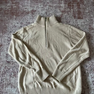 Selected/Homme quarter zip - Säljer en väldigt snygg beige Selected/Homme quarterzip i väldigt bra skick i storlek M