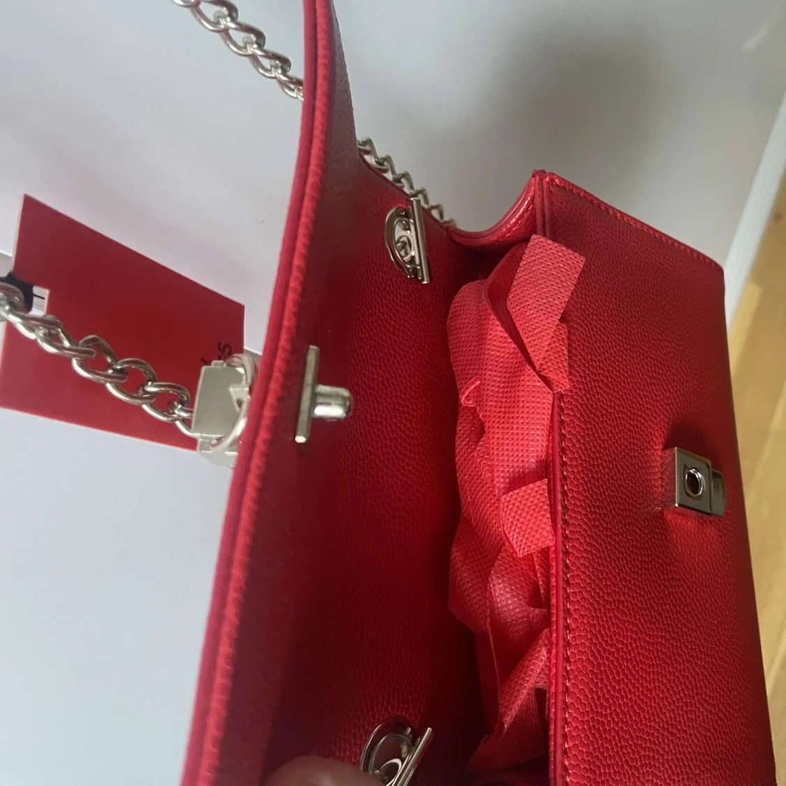 Röd axelväska med kedja - 3