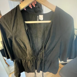 Svart topp från H&M - Inte andvänd så mycket, fint skick💞