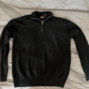 Kashmir halfzip från Oscar Jacobson  - Riktigt fet kashmir halfzip från Oscar Jacobson, skick 8/10 använd men väldigt sparsamt. Perfekt ulltröja nu till våren men kan användas alla årstider. Frågor och funderingar hör av sig!