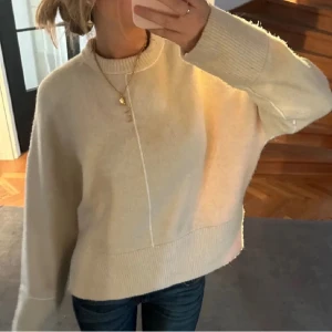 Zara tröja - Intressekoll på denna slutsålda tröja från Zara. Nästan oanvänd💕Störlek m men den är liten i storlek