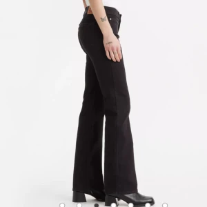 Svarta bootcut jeans - Svarta bootcut jeans från Levis i modellen ”Superlow bootcut” De är i storlek 26/32 och har använt de typ 3gånger, säljer eftersom jag inte gillar hur de sitter på mig. Orginalpris 950kr