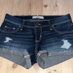 Hollister shorts -  Säljer dessa Hollis shorts då de var lite för stora de är låg midja det och i storlek 25 
