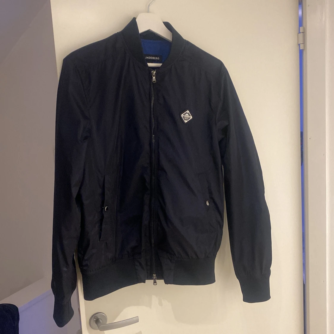 Mörkblå bomberjacka från J.Lindeberg