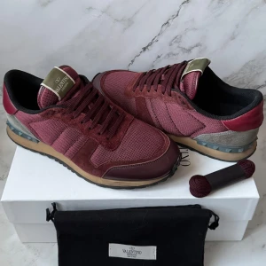 Valentino Rockrunner | 42 - Valentino Rockrunner Sneakers | Grymt skick | Box samt dustbag ingår | INGA BYTEN | Fraktar spårbart eller möts upp i Täby 