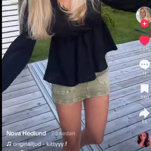 Olivgrön jeanskjol - Trendig. Fin.  Köpt i slutet av sommarn använd 1 gång. Köpt för 300kr