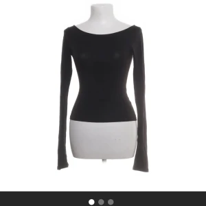 Svart långärmad topp från A-DSGN - Snygg svart långärmad topp med en tight passform. Perfekt för en stilren look. Enkel design som passar till många olika outfits. Jätte skönt material💕💕