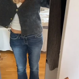 Blå Levis lågmidjade bootcut jeans - Snygga blå bootcut jeans med låg midja och klassisk femficksdesign. Perfekta för en avslappnad stil med en skön passform. De har en lätt tvättad look som ger en trendig touch.