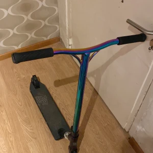 Sparkcykel  - En perfekt snabb sparkcykel för Eran son eller dotter  som vill åka extra fort😉 den är i bra skick. Finns i Borås tar endast för upphämtning skickar inte iväg.  kontanter endast. Perfekt nu till våren och åka på skatebanorna 