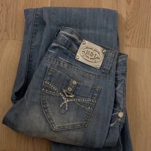 Jeans - Lågmidjade jeans från miss iteno med superfina detaljer, midjemåttet är 37 och innerbenslängden 83💞