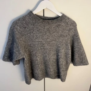 Kortärmad stickad från & other stories - Tröja från &other stories! 💞💞