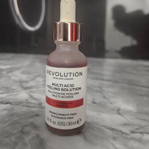 Revolution Multi Acid Peeling Solution - Revolution Multi Acid Peeling Solution är en intensiv peelinglösning i en 30 ml flaska. Den är vegansk och fri från dofter, perfekt för att förnya huden. Kommer med en praktisk pipett för enkel applicering. Endas testat 