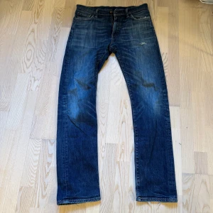 Blå jeans Levi's 504  - Säljer ett par feta klassiska blå jeans från Levi's med en snygg tvätt. De har en rak passform och fem fickor. Perfekta för en avslappnad stil. Storlek 33W 34L
