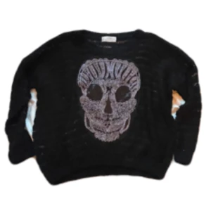 Stickad tröja med dödskalle  - Säljer en svart stickad tröja från Mizumi med en dödskalle på!! De är små paljetter som är instickande o tröjan och tröjan är ganska genomskinlig då den inte är stickat så tajt!💓