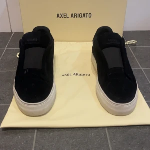 Arigato 360 clean laceless - Hej, säljer ett par arigato skor i 7/10 skick. Storlek 43 Vid mer bilder skriv privat.