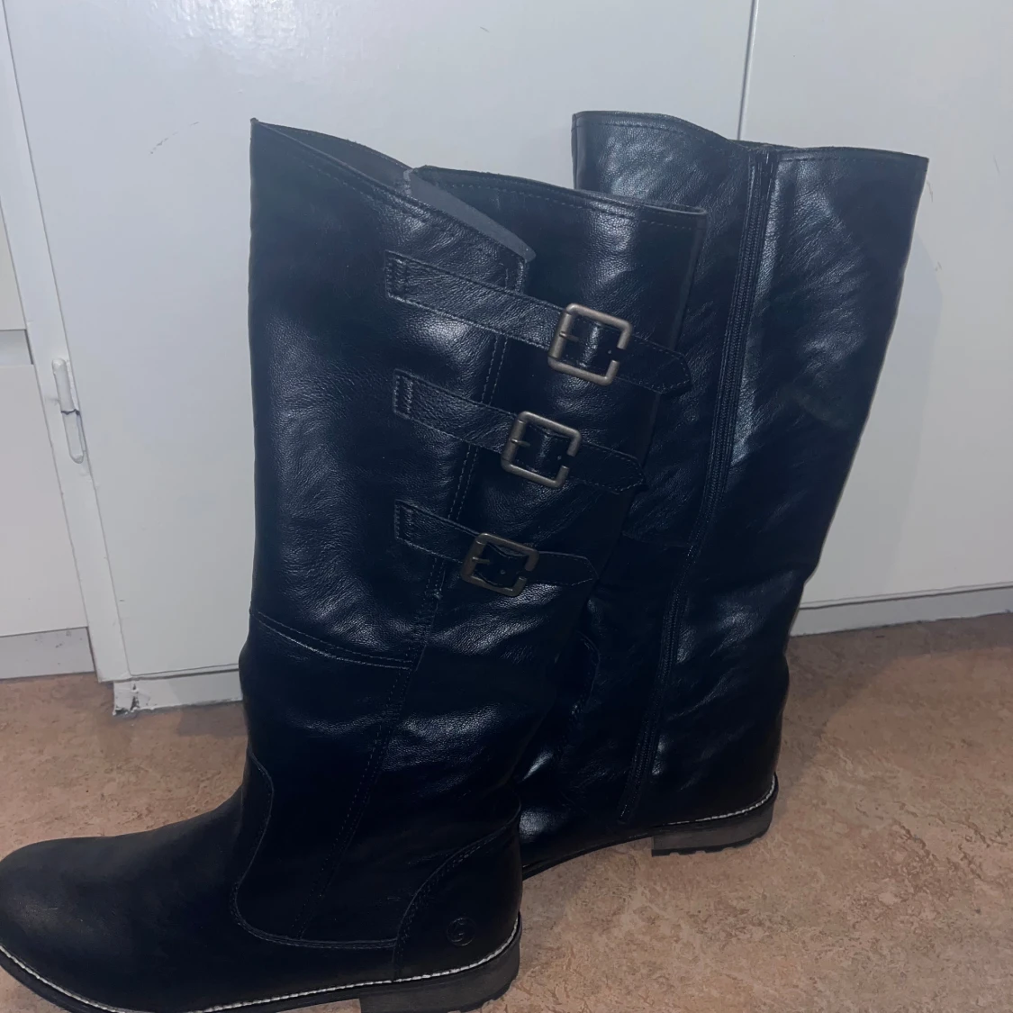 Svarta stövlar med spännen - 2