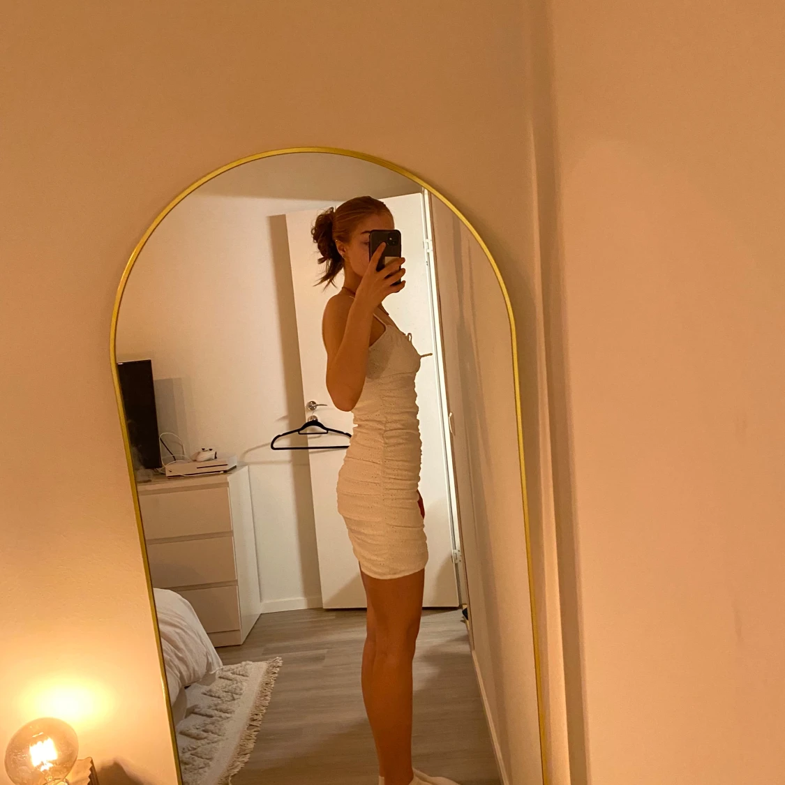 Vit åtsittande klänning - 2