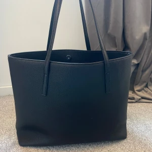 Svart väska  - Säljer denna väska från veromoda 💞