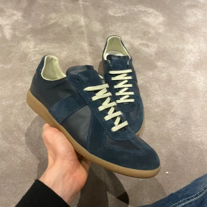 Maison Margiela GAT - Maison Margiela GATs i storlek 42. Skicket är 9/10 inga defekter har hittats. Allt og tillkommer.  Vid frågor och funderingar är de bara att höra av sig!👍