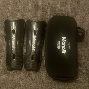 Monolit Benskydd  - Säljer ett par Monolit Benskydd (19 cm) för mycket bra pris. Nypris 749 kr på Monolits hemsida. Använda ett fåtal gånger och är i mycket bra skick. Lägre pris kan diskuteras.