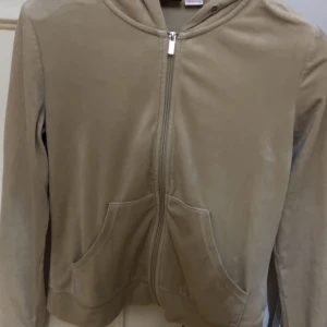 Beige hoodie från Gina Tricot - Säljer en beige hoodie från Gina Tricot i storlek S. Den har en dragkedja framtill och en mysig huva. Perfekt för en avslappnad stil. 💛