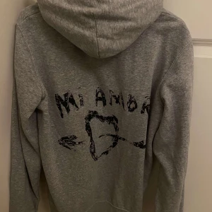 Mira Paris hoodie m coolt tryck - Säljer grå hoodie från mira paris, köpt för 2000 på zalando, pris kan diskuteras. Perfekt nu till våren och sommaren❣️❣️