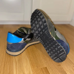 Valentino Rockrunners - Tjena! Säljer nu dessa snygga Valentino Rockrunners i storlek 43. Skorna är använda men i mycket bra skick.  Mitt pris: 1499 kr  Nypris: runt 8000 kr  Hör gärna av dig om du har några frågor eller vill se fler bilder! 