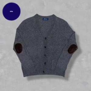 Ralph Lauren Cardigan  - Säljer nu denna grymt snygga och trendiga cardigan från Ralph Lauren | Tröjan är i ett superbra skick, utan defekter. Perfekt nu för vintern och de kyligare dagarna! | Skriv vid funderingar! 