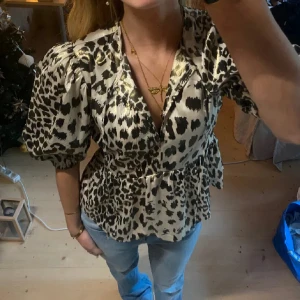 Topp  - Säljer nu denna supersnygga toppen från Zara då den inte kommer till användning😍superfint skick!💗