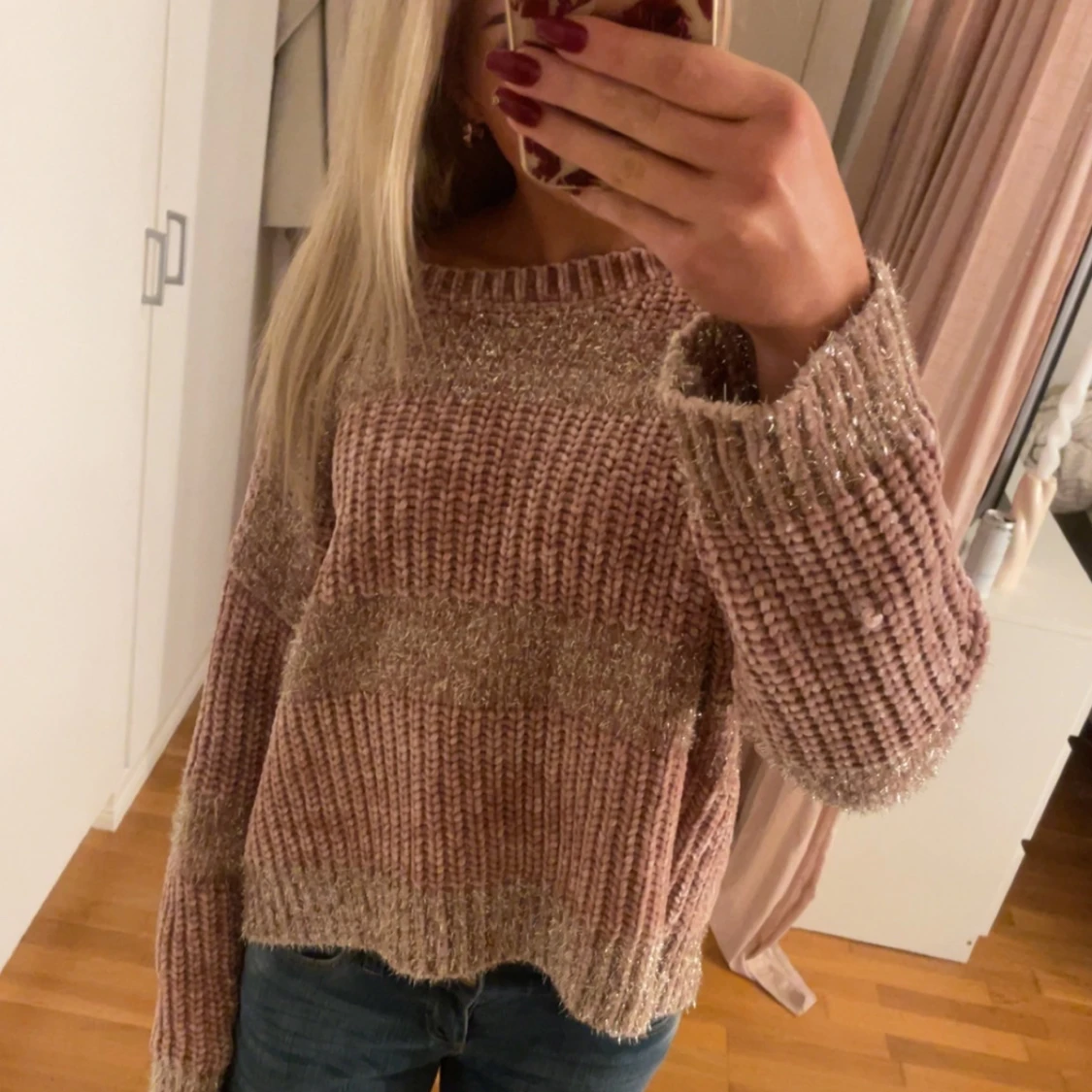 Rosa stickad tröja med glittriga detaljer