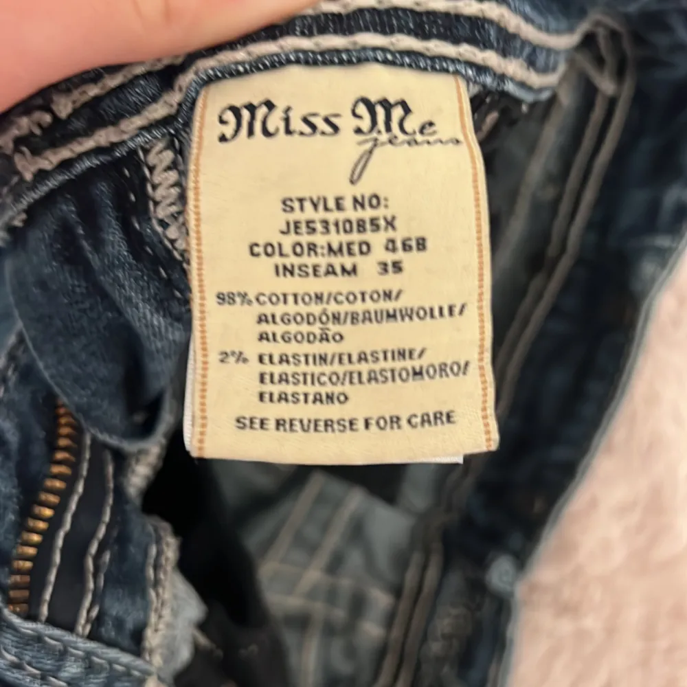 Säljer ett par snygga blå jeans från Miss Me i storlek 36. De har en bootcut-stil och är tillverkade i bomull med lite stretch för extra komfort. Jeansen har coola detaljer som broderade bakfickor och lågmidja säljer då dom inte kommer till användning dom är uppsydda i längden och passar mig som är 163cm lång🥰aldrig använda bara provade!. Jeans & Byxor.