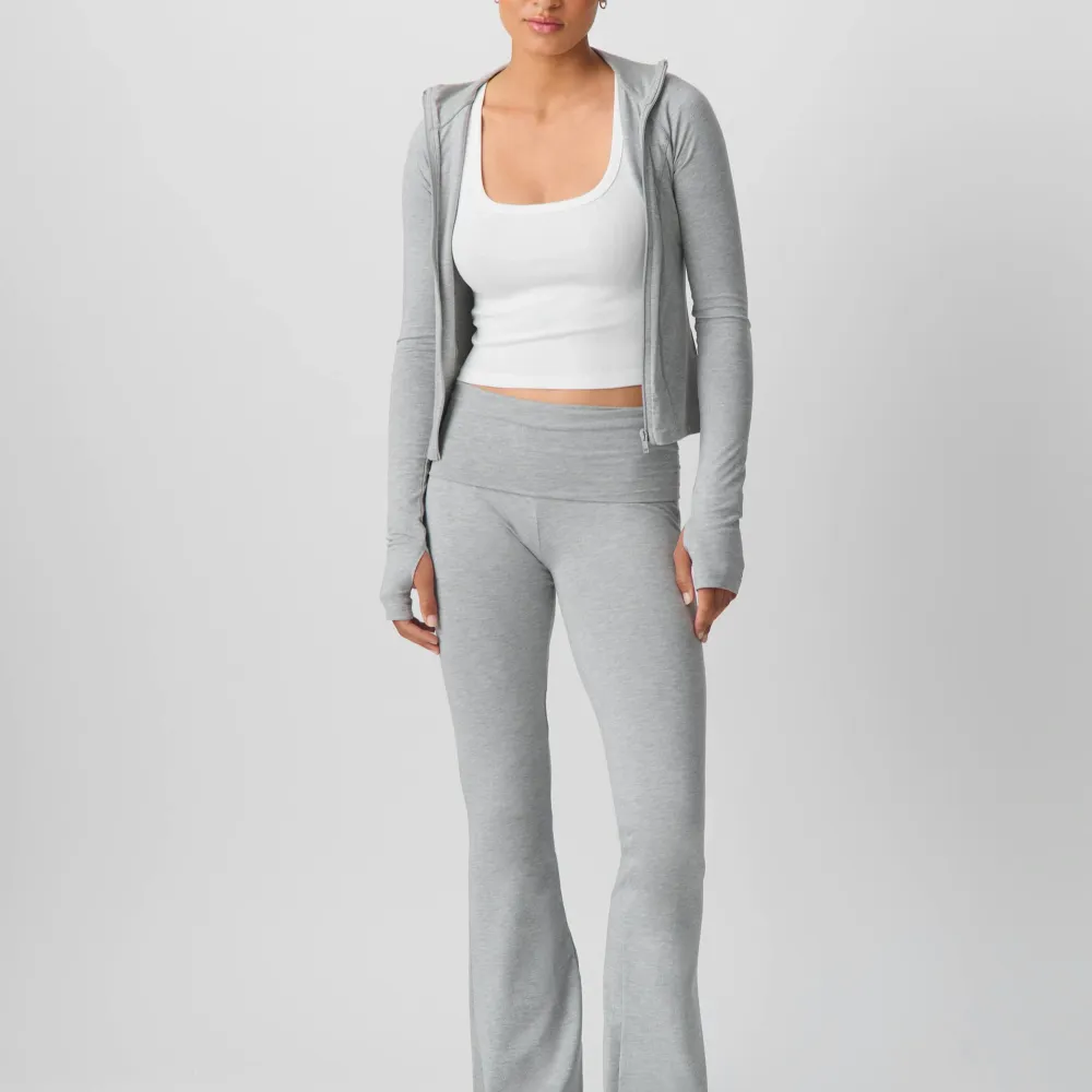 Bekväma grå yoga-pants köpta för 359,95kr från Gina Tricot. Endast testat de, passar perfekt men säljer då de tyvärr ej kommer till användning. Skriv till mig om du är intresserad och vill ha fler bilder utav byxorna 💗. Jeans & Byxor.