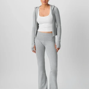 Grå Flare Trousers  - Bekväma grå yoga-pants köpta för 359,95kr från Gina Tricot. Endast testat de, passar perfekt men säljer då de tyvärr ej kommer till användning. Skriv till mig om du är intresserad och vill ha fler bilder utav byxorna 💗