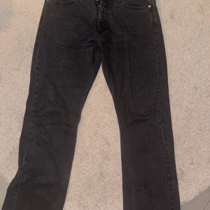 Hope rush denim - Svarta hope rush denim i storlek 30. Använda 1 gång. En knapp som lossnat se bild 3. Nypris 2000kr