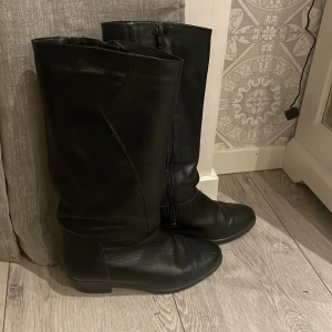 Svarta stövlar från Goldlady - Snygga vintage stövlar i äkta skinn från Goldlady. De har en dragkedja på sidan för enkel på- och avtagning. Perfekta på hösten då dom ändå är relativt varma. Skriv om ni har några frågor.