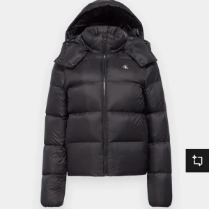 Svart dunjacka från Calvin Klein - Svart dunjacka från Calvin Klein i storlek S, köptes helt ny för 2 månader sen så i nyskick💓