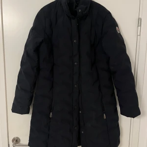 Ridkappa  HKM - Säljer min marinblåa ridkappa från HKM. Varm och skön att rida i. Använd sparsamt 2 säsonger, inga defekter.  