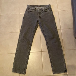 Nudie jeans rad rufus ash grey -  Säljer ett par Nudie Jeans i modellen Rad Rufus i färgen Ash Grey. Jeansen är helt nya och har bara använts en gång. Nypris ligger på 1 600 kr  Skicka meddelande vid intresse eller för fler bilder!