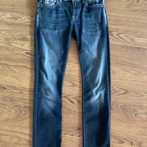 Replay  - Säljer ett par snygga mörkblå jeans från Replay i bra skick. BILLIGT PRIS! Tar också emot byten.   Skick 7/10