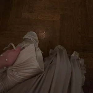 Beige kuvertväska - Säljer min väska som jag använde på balen, endast använd en gång och superfint skick! Beige men skimmrar lite. Kedja tillkommer, säljer för 150 kr (Även skorna som syns på bild säljes)