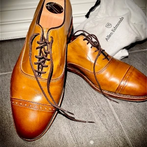 Allen Edmonds Fifth Avenue Cap-toe Oxford Dress Shoe - Color:  Walnut Brown Leather  Allen Edmonds in perfect condition! Original price 700 euros. Nearly like new!  Box, dust bag, and shoe trees are included.  I am now selling these wonderful shoes. They have been very well taken care of, as I have a strong interest in shoe care. They have always been stored with shoe trees, which are included, as well as in a dust bag in their box.  I have a large number of shoes in my private collection, so each pair is only worn occasionally. However, I need to p