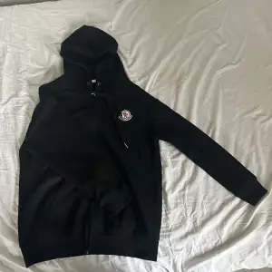 Svart Moncler hoodie, skriv vid funderingar kring priset osv 